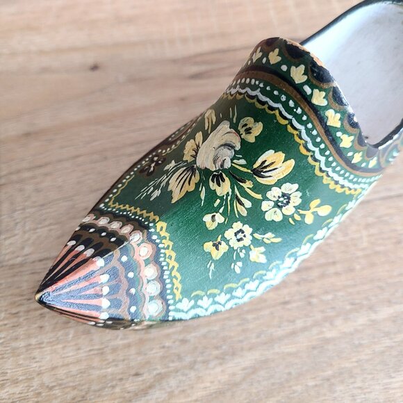 Dutch wooden hand painted shoe figurine with floral design. - Picture 5 of 7